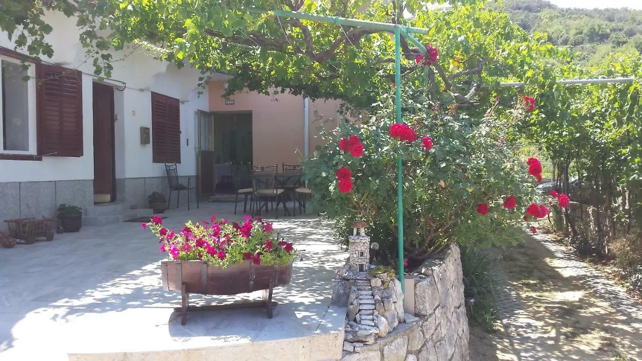 Guesthouse Familija Tariba Supetarska Draga 2*,  Croatia